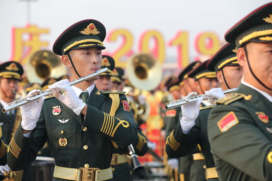 解放軍聯(lián)合軍樂團在廣場就位后進行準備工作和試奏。據(jù)了解，解放軍聯(lián)合軍樂團此次演奏是從開國大典至今歷次閱兵以來演奏曲目最多的一次，不少曲目是為此次閱兵量身打造的全新作品，此次也是歷次女演奏員最多的一次。