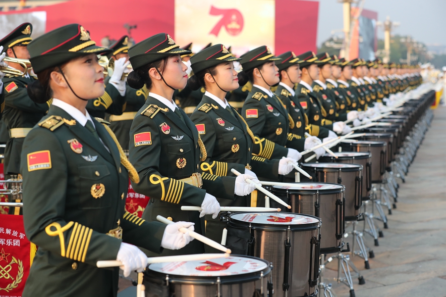 解放軍聯(lián)合軍樂團在廣場就位后進行準備工作和試奏。據(jù)了解，解放軍聯(lián)合軍樂團此次演奏是從開國大典至今歷次閱兵以來演奏曲目最多的一次，不少曲目是為此次閱兵量身打造的全新作品，此次也是歷次女演奏員最多的一次。