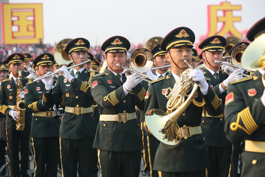 解放軍聯(lián)合軍樂團在廣場就位后進行準備工作和試奏。據(jù)了解，解放軍聯(lián)合軍樂團此次演奏是從開國大典至今歷次閱兵以來演奏曲目最多的一次，不少曲目是為此次閱兵量身打造的全新作品，此次也是歷次女演奏員最多的一次。