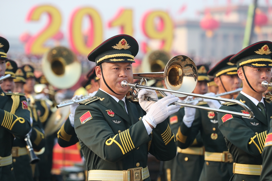 解放軍聯(lián)合軍樂團在廣場就位后進行準備工作和試奏。據(jù)了解，解放軍聯(lián)合軍樂團此次演奏是從開國大典至今歷次閱兵以來演奏曲目最多的一次，不少曲目是為此次閱兵量身打造的全新作品，此次也是歷次女演奏員最多的一次。