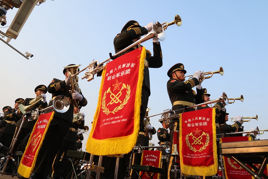 解放軍聯(lián)合軍樂團在廣場就位后進行準備工作和試奏。據(jù)了解，解放軍聯(lián)合軍樂團此次演奏是從開國大典至今歷次閱兵以來演奏曲目最多的一次，不少曲目是為此次閱兵量身打造的全新作品，此次也是歷次女演奏員最多的一次。