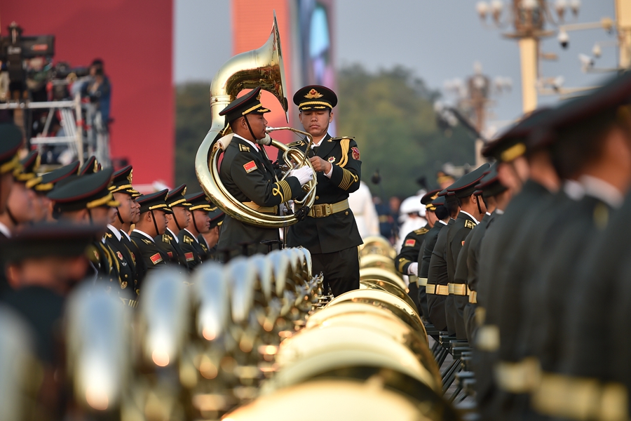 解放軍聯(lián)合軍樂團在廣場就位后進行準備工作和試奏。據(jù)了解，解放軍聯(lián)合軍樂團此次演奏是從開國大典至今歷次閱兵以來演奏曲目最多的一次，不少曲目是為此次閱兵量身打造的全新作品，此次也是歷次女演奏員最多的一次。
