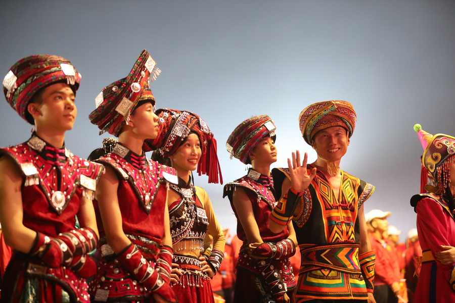 好兒好女好家園，齊心奔小康，共圓中國夢(mèng)