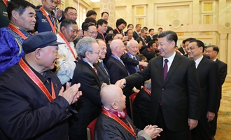 慶祝大會結(jié)束后，習近平等會見受表彰人員及親屬代表