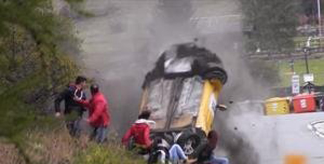 史上最幸運撞車！圍觀群眾躲過一劫