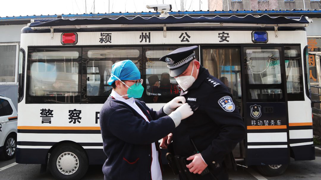 警察魏云龍：咫尺之間，各自奮戰(zhàn)