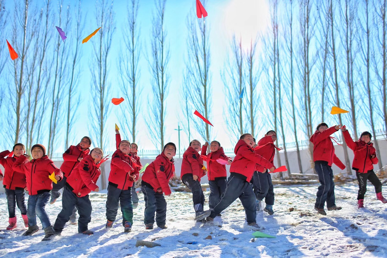 2017年11月15日， “多一克溫暖”公益行動走進北疆地區(qū)，實現(xiàn)了從物質(zhì)捐贈到“物質(zhì)+精神”溫暖的升級。 “體操冠軍”楊威、好妹妹樂隊等傾情加盟，不僅為孩子們帶來加厚羽絨服和御寒物資，還準備了溫暖的課堂。
