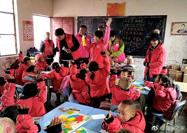 2018年，由海瀾之家攜手網(wǎng)易新聞打造的“多一課溫暖”課程平臺讓一間間溫暖的課堂走向深山與邊陲。帶著貼合孩子教育需求的線上內(nèi)容和教師、各領(lǐng)域KOL及愛心人士組成的愛心團隊，海瀾之家用實際行動為孩子的教育加溫，踐行“多一克溫暖”。