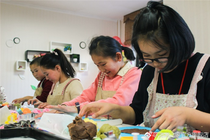在北京，孩子們上了一節(jié)別開生面的廚藝課——手工DIY餅干。孩子們腦洞大開親自上手，從制作到出爐不僅留下了噴香的餅干，還留下了珍貴的回憶。親手做的餅干孩子們舍不得獨享，成為了回程路上最重要的“伴手禮”