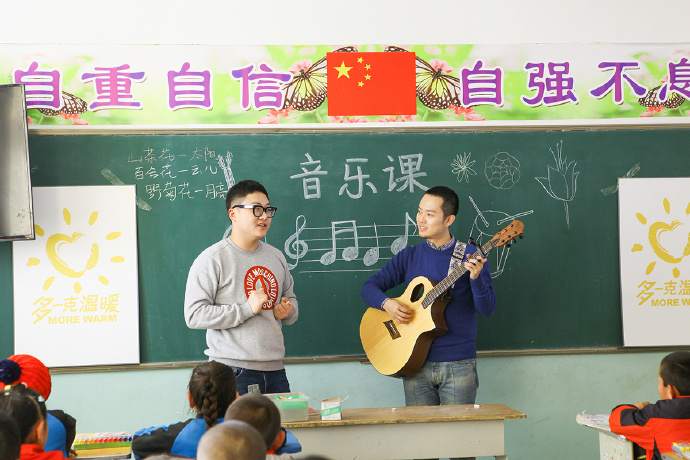 “多一克溫暖”公益活動的老朋友好妹妹樂隊，為孩子們帶來了音樂和繪畫課，用音符溫暖孩子們的心靈，用畫筆繪出更繽紛的世界。不斷匯聚的愛心，讓寒冷的北疆進入到更多人的視野當中，也讓孩子們臉上的笑容更燦爛。