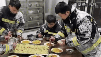零下14度滅火后 消防員吃飯這一幕讓人心疼！