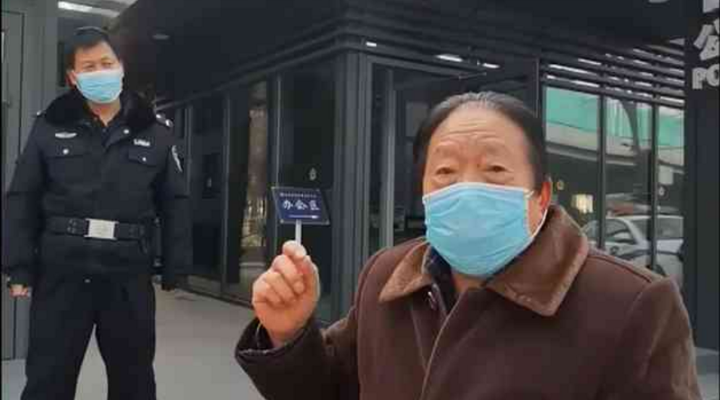 社區(qū)封閉，76歲的他為什么要出來(lái)