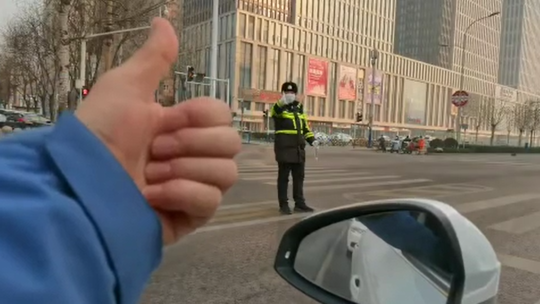 石家莊路人和交警的這個“暗號”，真暖！