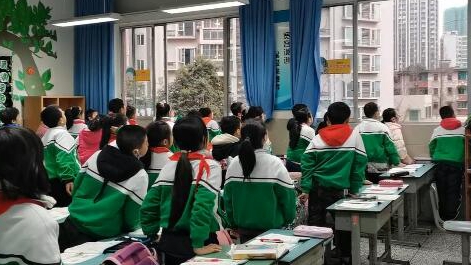 課上到一半，同學(xué)們卻把頭望向了外面！校長(zhǎng)說(shuō)：點(diǎn)贊！