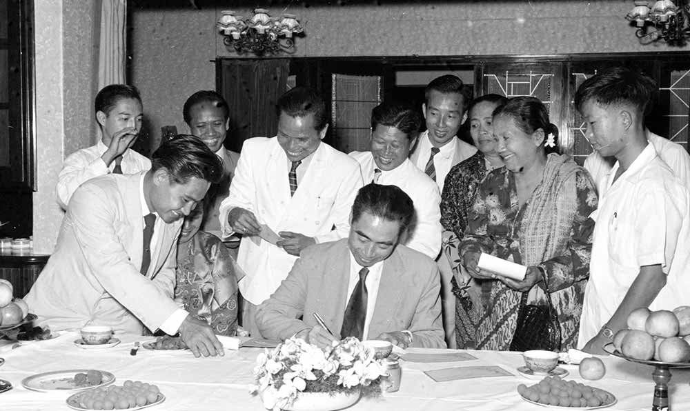 1955年4月25日，為迎接亞非會議而組織的萬隆人民委員會的代表請周恩來總理簽名留念。