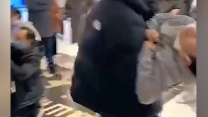 浙江一電影院發(fā)生事故多人送醫(yī)，現(xiàn)場家長懷抱兒童奔走