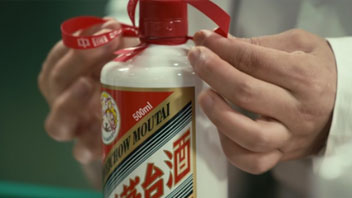 “抱團(tuán)松動”！機構(gòu)慌了？有人急忙賣茅臺，有人連夜看周期