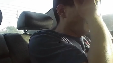 這人啥情況？他在警車上都能睡著