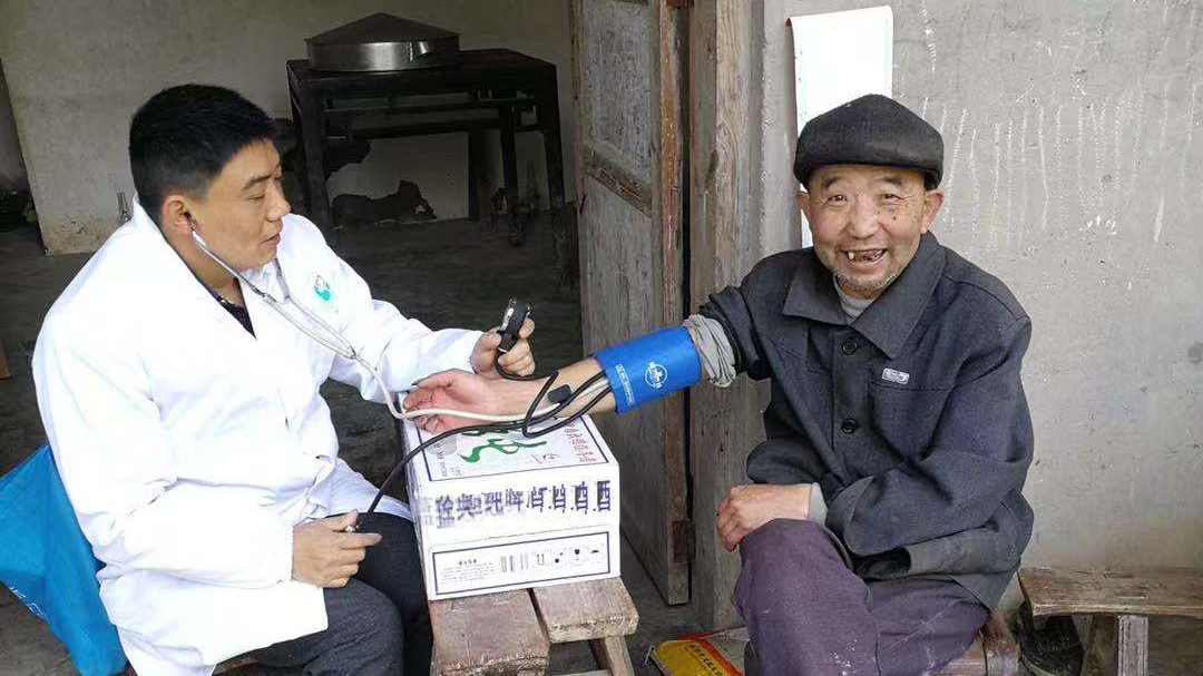 追夢中國人｜鄉(xiāng)村醫(yī)生譚明章：父子兩代堅守，致力鄉(xiāng)村醫(yī)療