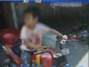 司機(jī)太小！3歲幼童駕"車"上路找媽媽