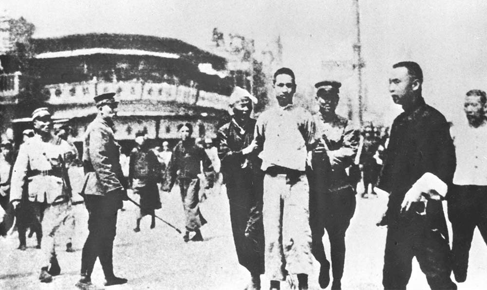 1927年4月12日 “四?一二”反革命政變，國民黨反動派捕殺大批共產(chǎn)黨員和工人、學(xué)生、群眾