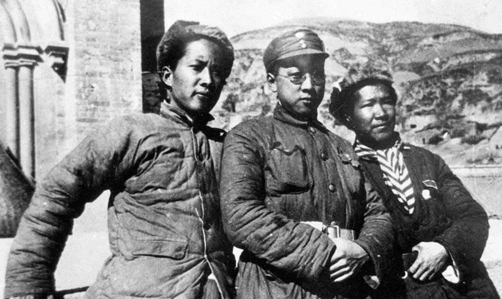 延安魯迅藝術(shù)文學(xué)院托兒所的阿姨和孩子們。