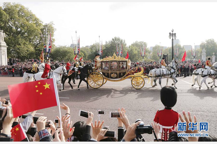 這是習近平和夫人彭麗媛在女王夫婦陪同下，乘坐皇家馬車前往白金漢宮下榻。新華社記者 周磊 攝