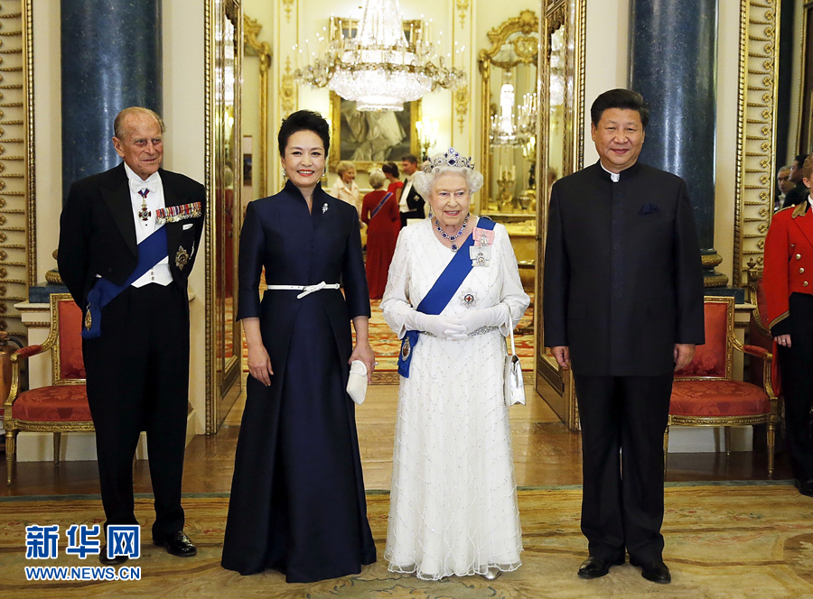 10月20日，國(guó)家主席習(xí)近平在倫敦白金漢宮出席英國(guó)女王伊麗莎白二世舉行的歡迎晚宴。 新華社記者 鞠鵬 攝