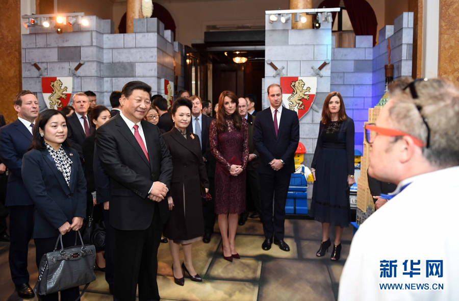 10月21日，國家主席習(xí)近平和夫人彭麗媛在英國威廉王子夫婦陪同下，出席在倫敦舉行的中英創(chuàng)意產(chǎn)業(yè)展。 新華社記者 張鐸 攝
