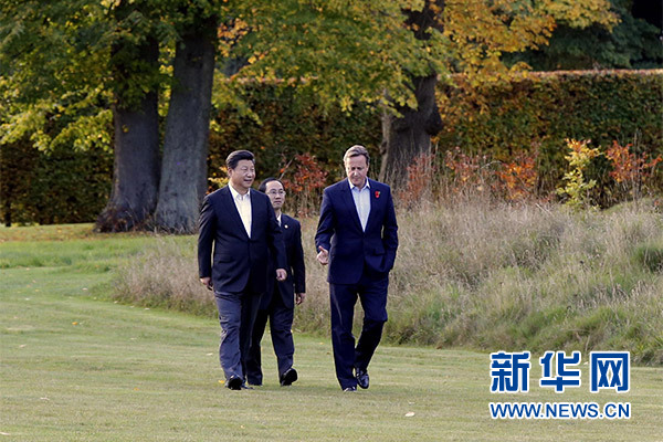 這是習(xí)近平與卡梅倫漫步草坪，邊走邊談。新華社記者 鞠鵬攝