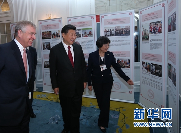 10月22日，國家主席習(xí)近平在倫敦出席全英孔子學(xué)院和孔子課堂年會開幕式。這是習(xí)近平參觀全英孔子學(xué)院和孔子課堂成果圖片展。 新華社記者 龐興雷 攝