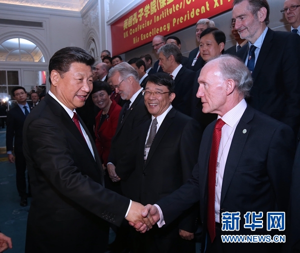 10月22日，國家主席習(xí)近平在倫敦出席全英孔子學(xué)院和孔子課堂年會開幕式。這是習(xí)近平同參加開幕式的嘉賓親切交談。 新華社記者 龐興雷 攝 