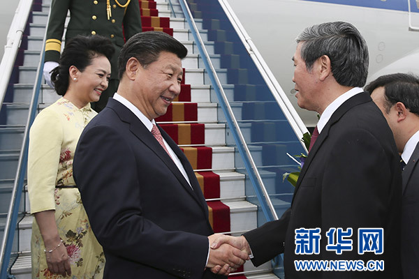 11月5日，中共中央總書記、國家主席習(xí)近平抵達越南首都河內(nèi)，開始對越南進行國事訪問。這是越南高級官員到機場迎接習(xí)近平和夫人彭麗媛。新華社記者蘭紅光攝 