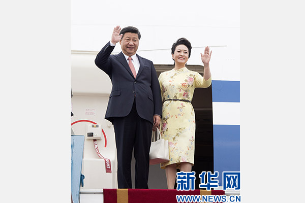 11月5日，中共中央總書記、國家主席習(xí)近平抵達越南首都河內(nèi)，開始對越南進行國事訪問。這是習(xí)近平和夫人彭麗媛步出艙門向歡迎人群揮手致意。新華社記者 李學(xué)仁 攝