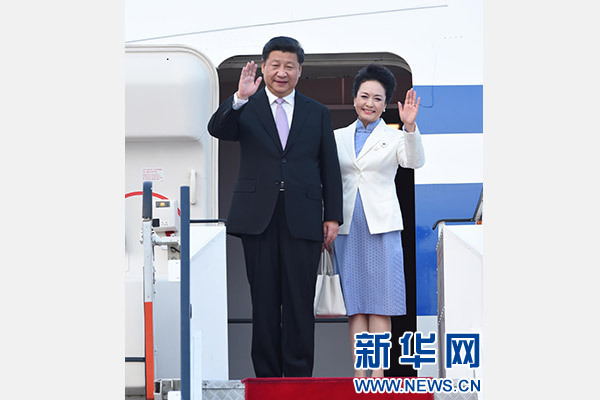 11月6日，國(guó)家主席習(xí)近平抵達(dá)新加坡，開(kāi)始對(duì)新加坡進(jìn)行國(guó)事訪問(wèn)。這是習(xí)近平和夫人彭麗媛步出艙門。 新華社記者張鐸攝