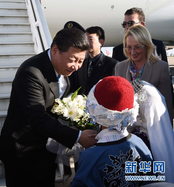 11月14日，國家主席習近平抵達土耳其安塔利亞，應土耳其共和國總統(tǒng)埃爾多安邀請，出席二十國集團領導人第十次峰會。這是土耳其兒童向習近平主席獻花。新華社記者 饒愛民 攝 