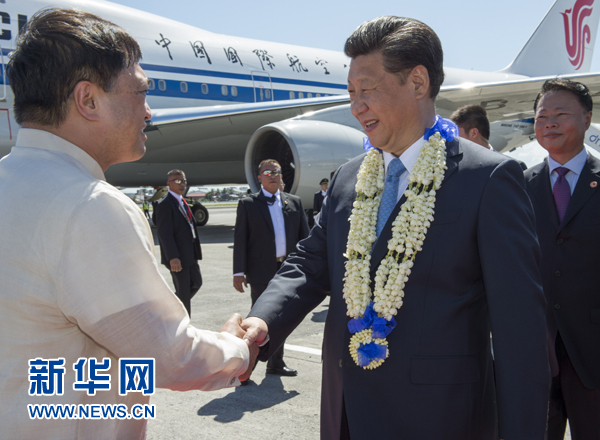 11月17日，國家主席習近平抵達菲律賓首都馬尼拉尼諾·阿基諾國際機場，出席即將舉行的亞太經(jīng)合組織第二十三次領(lǐng)導人非正式會議。菲律賓高級官員到機場迎接習近平主席。新華社記者李學仁攝