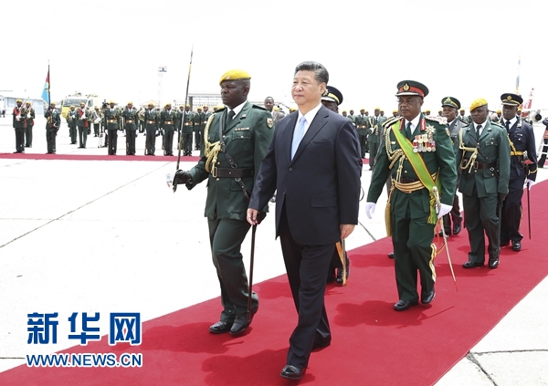 12月1日，中國國家主席習(xí)近平乘專機(jī)抵達(dá)津巴布韋首都哈拉雷，開始對(duì)津巴布韋進(jìn)行國事訪問。津巴布韋總統(tǒng)穆加貝在機(jī)場(chǎng)舉行隆重歡迎儀式。這是習(xí)近平檢閱儀仗隊(duì)。新華社記者 黃敬文 攝 