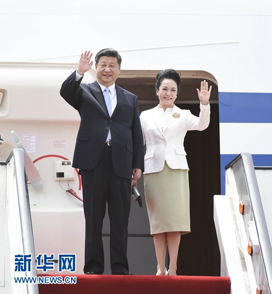 12月1日，中國國家主席習(xí)近平乘專機(jī)抵達(dá)津巴布韋首都哈拉雷，開始對(duì)津巴布韋進(jìn)行國事訪問。津巴布韋總統(tǒng)穆加貝在機(jī)場(chǎng)舉行隆重歡迎儀式。這是習(xí)近平和夫人彭麗媛向歡迎人群揮手致意。新華社記者 謝環(huán)馳 攝 
