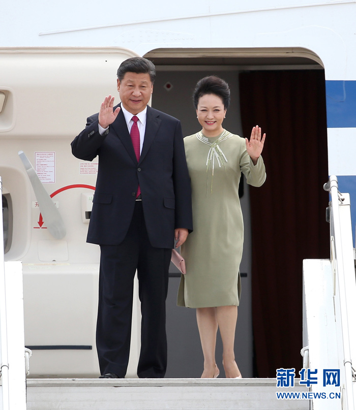 12月2日，國家主席習(xí)近平抵達(dá)南非首都比勒陀利亞，開始對(duì)南非進(jìn)行國事訪問。這是習(xí)近平和夫人彭麗媛向歡迎人群揮手致意。新華社記者龐興雷攝