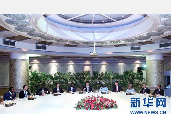 12月5日，國家主席習(xí)近平在約翰內(nèi)斯堡再次集體會(huì)見17位非洲國家領(lǐng)導(dǎo)人。 新華社記者 姚大偉 攝