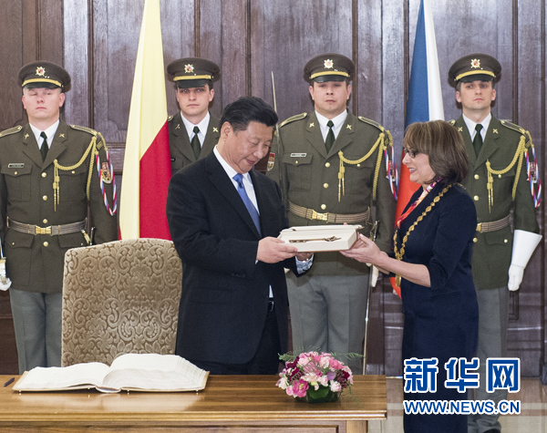 當(dāng)?shù)貢r(shí)間3月29日，國(guó)家主席習(xí)近平在捷克布拉格會(huì)見布拉格市長(zhǎng)科爾娜喬娃，并接受科爾娜喬娃代表該市贈(zèng)予的城市鑰匙。 新華社記者 王曄 攝