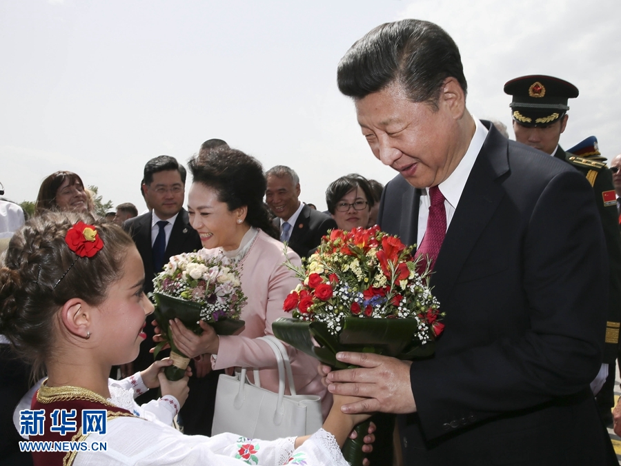  6月17日，國家主席習(xí)近平乘專機(jī)抵達(dá)貝爾格萊德，開始對塞爾維亞共和國進(jìn)行國事訪問。塞爾維亞少年兒童向習(xí)近平和夫人彭麗媛獻(xiàn)上鮮花。新華社記者 蘭紅光 攝 