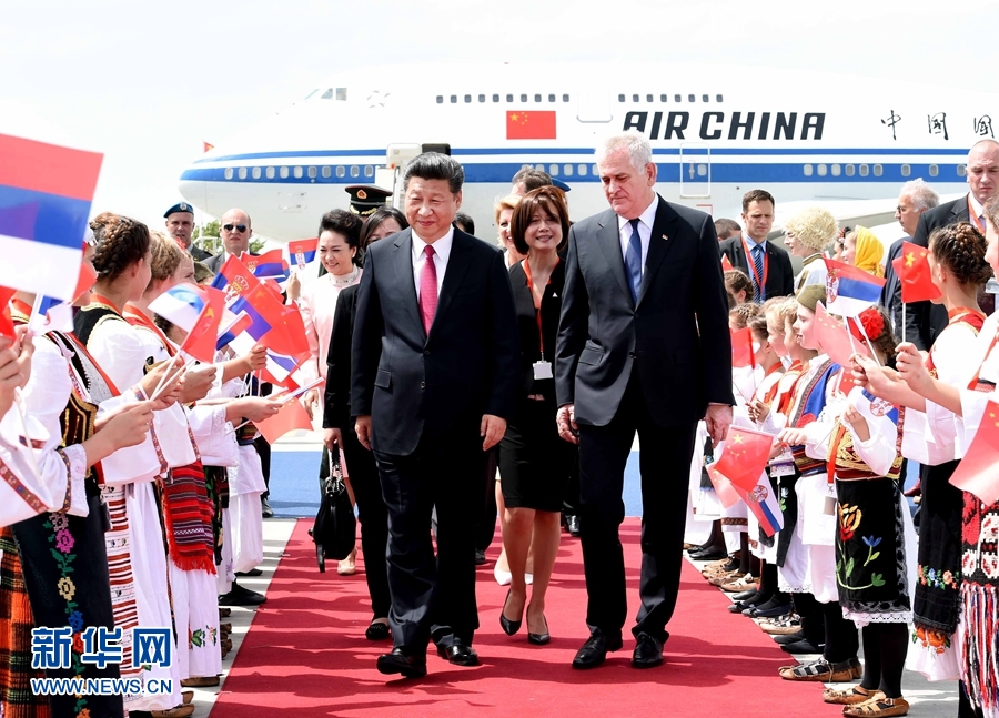 6月17日，國家主席習(xí)近平乘專機(jī)抵達(dá)貝爾格萊德，開始對塞爾維亞共和國進(jìn)行國事訪問。習(xí)近平和夫人彭麗媛在機(jī)場受到塞爾維亞總統(tǒng)尼科利奇夫婦的熱情迎接。新華社記者 饒愛民 攝
