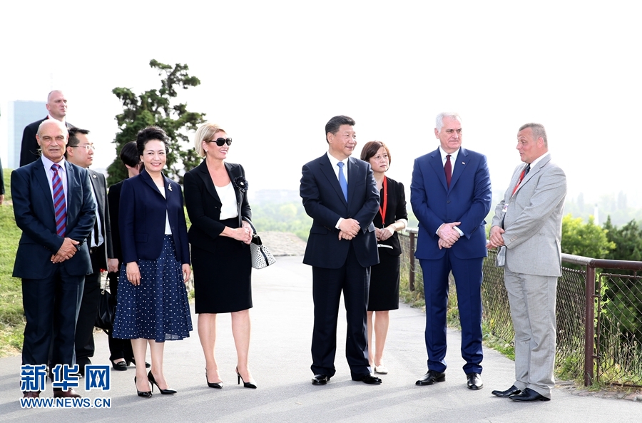 6月17日，中國國家主席習近平和夫人彭麗媛在塞爾維亞總統(tǒng)尼科利奇夫婦陪同下參觀具有悠久歷史的貝爾格萊德卡萊梅格丹公園。 新華社記者 馬占成 攝