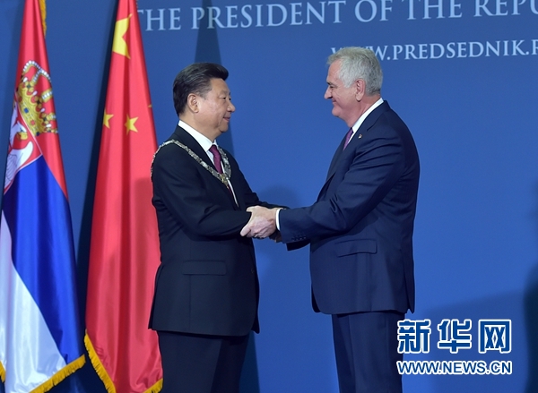 6月18日，國家主席習(xí)近平在貝爾格萊德同塞爾維亞總統(tǒng)尼科利奇舉行會(huì)談。會(huì)談后，尼科利奇向習(xí)近平授予塞爾維亞最高級(jí)別勛章“共和國一級(jí)榮譽(yù)勛章”，感謝習(xí)近平為中塞關(guān)系發(fā)展作出的杰出貢獻(xiàn)。新華社記者 李濤 攝 