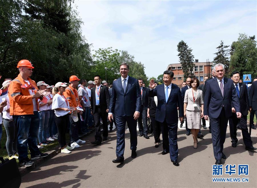 6月19日上午，國家主席習(xí)近平在貝爾格萊德參觀河鋼集團(tuán)塞爾維亞斯梅代雷沃鋼廠。習(xí)近平抵達(dá)時，塞爾維亞總統(tǒng)尼科利奇、總理武契奇在停車處熱情迎接。鋼廠工人和家屬、當(dāng)?shù)厥忻駭?shù)千人夾道歡迎。新華社記者 饒愛民 攝