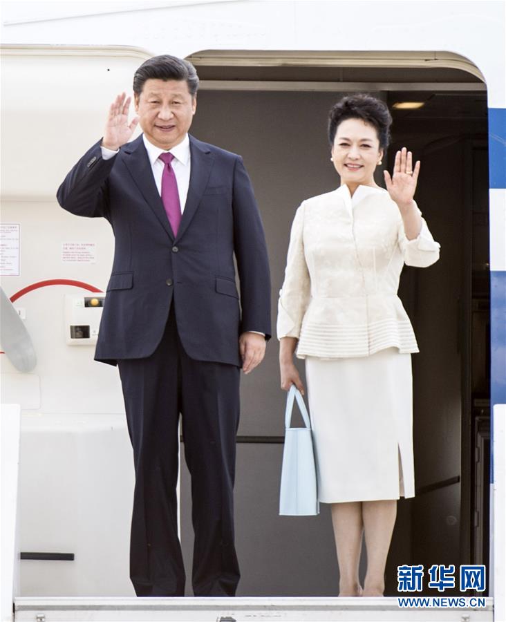 6月19日，國家主席習近平抵達華沙，開始對波蘭共和國進行國事訪問。這是習近平和夫人彭麗媛步出艙門。 新華社記者 謝環(huán)馳 攝 