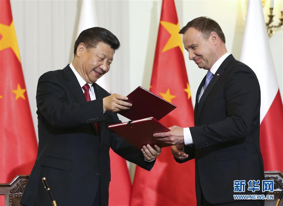 6月20日，國(guó)家主席習(xí)近平在華沙同波蘭總統(tǒng)杜達(dá)舉行會(huì)談。這是會(huì)談后，兩國(guó)元首共同簽署《中華人民共和國(guó)和波蘭共和國(guó)關(guān)于建立全面戰(zhàn)略伙伴關(guān)系的聯(lián)合聲明》。新華社記者蘭紅光攝