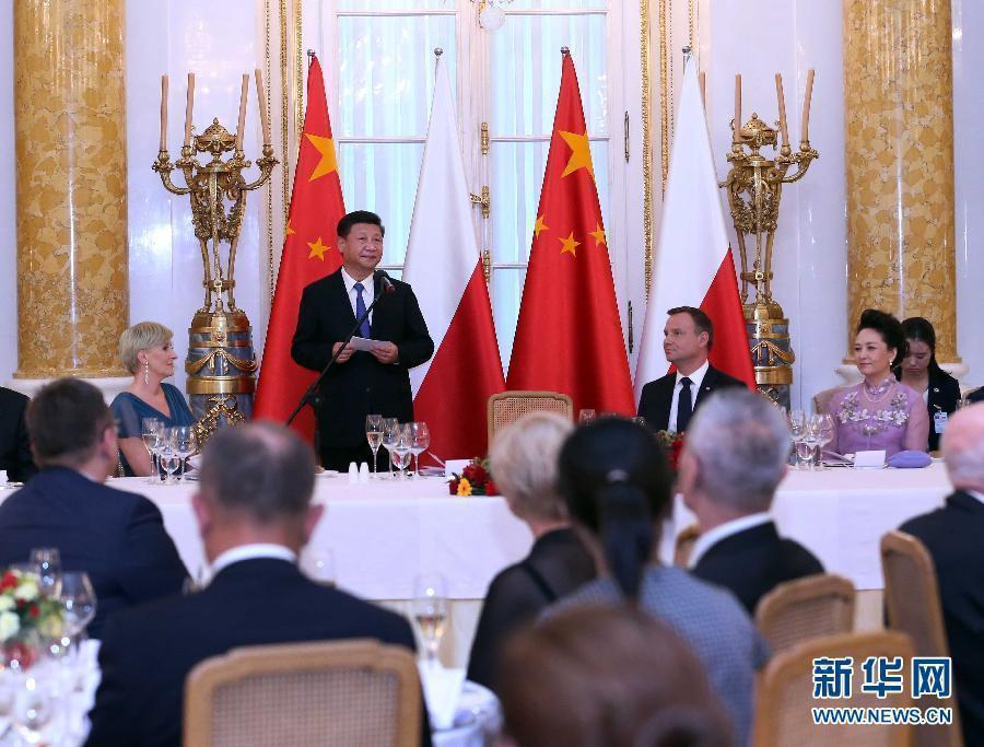 6月20日，國(guó)家主席習(xí)近平出席波蘭總統(tǒng)杜達(dá)在華沙王宮舉行的盛大歡迎晚宴。 新華社記者 劉衛(wèi)兵 攝